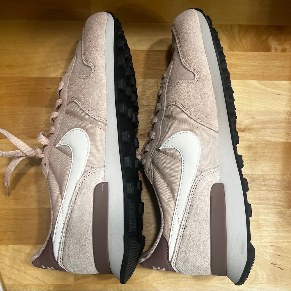 Woman’s Nike Size 9.5 Internationalist (White & Beige)